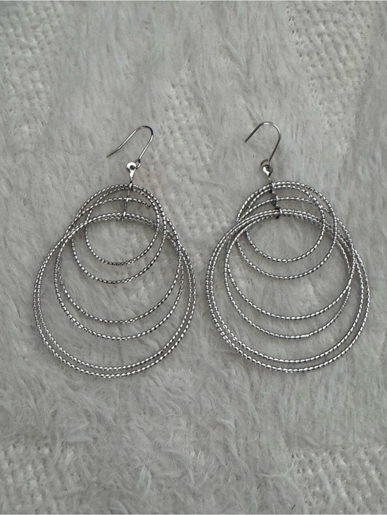 Jewelry - Silver multi circle design earrings